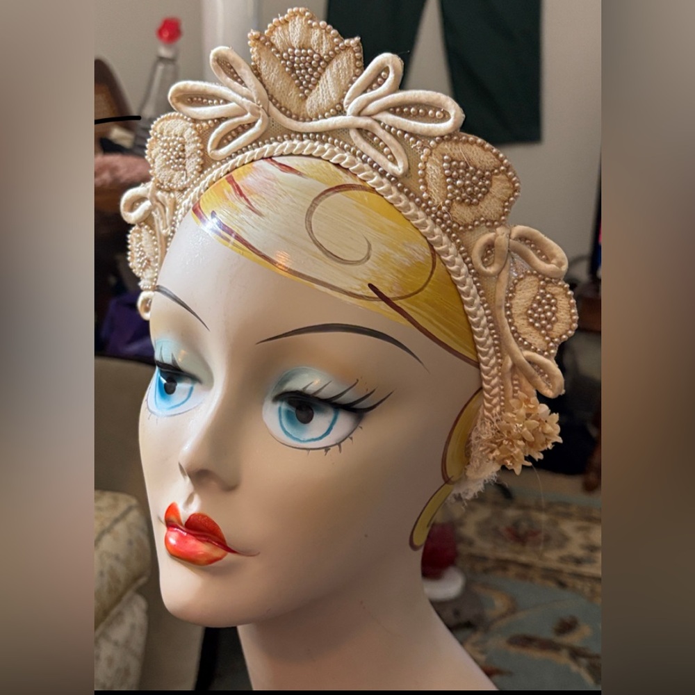 Vintage 1920s Bridal Headpiece with small Wax Flowers and Beads - Picture 6 of 9